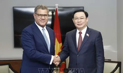 Chủ tịch Quốc hội Vương Đình Huệ tiếp Bộ trưởng Chính phủ Anh