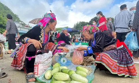 Độc đáo chợ phiên San Thàng đậm nét văn hóa của người Giáy, Mông