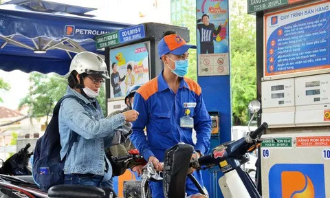 Tiếp tục đi xuống, giá xăng RON95-III còn 25.608 đồng mỗi lít