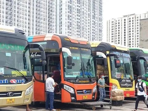 Xăng giảm sâu, vận tải Hà Nội vẫn “lừng khừng” việc giảm giá cước