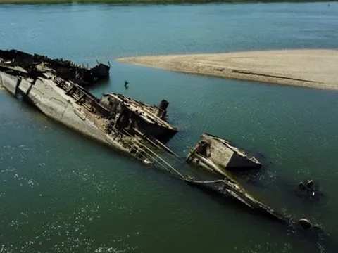 Hạn hán làm lộ ra các tàu chiến Đức bị chìm trên sông Danube