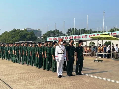 Đoàn cơ sở Văn phòng Học viện Chính trị vào Lăng viếng Chủ tịch Hồ Chí Minh và thăm các di tích, bảo tàng