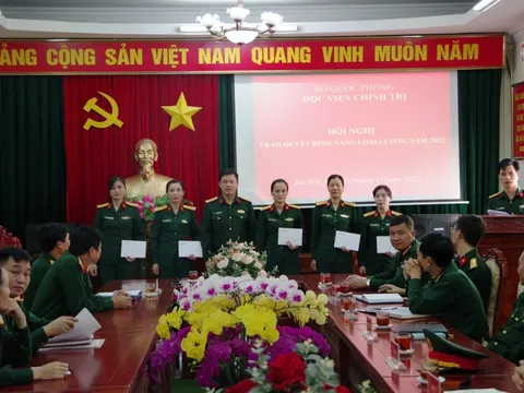 Văn phòng Học viện Chính trị công bố, trao quyết định nâng loại lương QNCN năm 2022