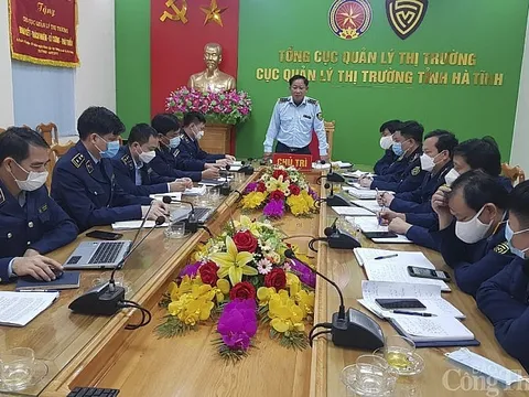 Quản lý thị trường Hà Tĩnh ký cam kết với 11 doanh nghiệp đầu mối kinh doanh xăng dầu