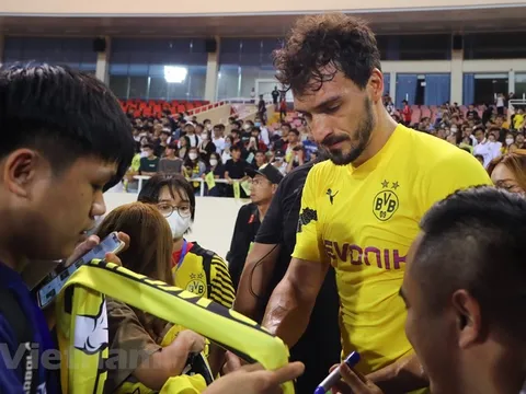 Người hâm mộ Việt Nam vây kín cầu thủ Dortmund trên sân Mỹ Đình