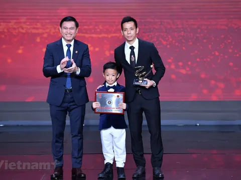 Tiền đạo Văn Quyết giành danh hiệu Cầu thủ xuất sắc nhất V-League 2022