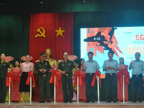 Triển lãm “Bản hùng ca Điện Biên Phủ trên không”