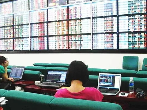 Cổ phiếu ngân hàng bứt phá, VN-Index vượt mốc 1.015 điểm