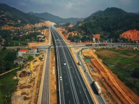 Thủ tướng chỉ đạo đẩy nhanh tiến độ triển khai các dự án đường bộ cao tốc quan trọng quốc gia, trọng điểm