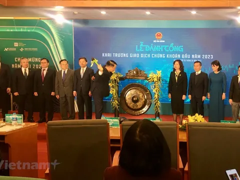 Đánh cồng khai trương giao dịch chứng khoán đầu năm 2023