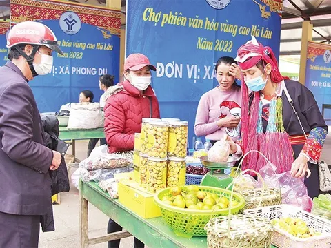 Độc đáo chợ phiên Hà Lâu