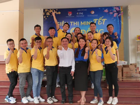 Đi “Siêu thị mini Tết 0 đồng”, người nghèo hớn hở rinh lộc Xuân về nhà
