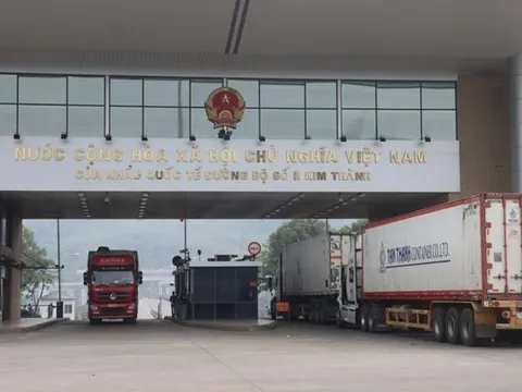 Thanh long, dưa hấu xuất khẩu mạnh qua cửa khẩu Lào Cai