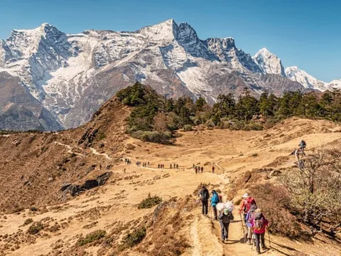 Nepal cấm hoạt động du lịch đi bộ đường dài tự túc