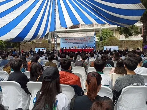 Hàng nghìn học sinh dự ngày hội tư vấn tuyển sinh, hướng nghiệp