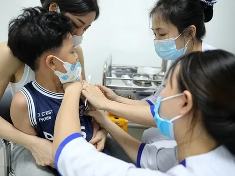 Cầm tiêm vaccine kịp thời để khống chế nhiều bệnh truyền nhiễm