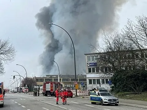 Đức: Sơ tán 140 người do nguy cơ khói độc sau hỏa hoạn tại Hamburg