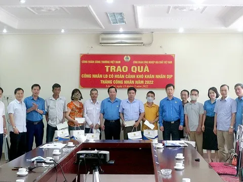 Đại biểu Quốc hội tiếp xúc cử tri là công nhân, lao động nhân Tháng Công nhân