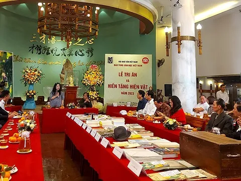 Hiến tặng hiện vật cho bảo tàng để đời sống văn chương nối dài