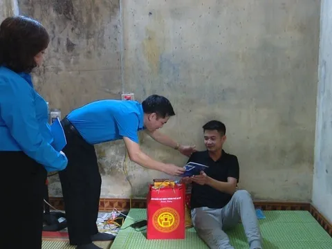 2.000 người lao động khó khăn được các cấp công đoàn Thủ đô tặng quà Tháng Công nhân