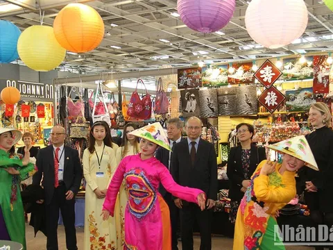 Hàng thủ công mỹ nghệ Việt Nam hút khách tại Hội chợ Paris
