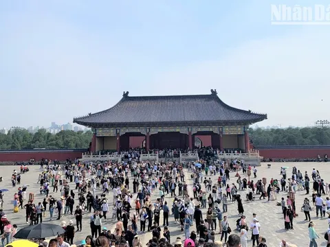 Du lịch Trung Quốc bùng nổ, lượng khách và doanh thu vượt năm 2019