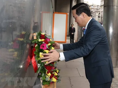 Chủ tịch nước đặt hoa tại Biển tưởng niệm Bác Hồ ở thủ đô London
