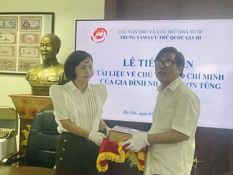 Tiếp nhận tài liệu về Chủ tịch Hồ Chí Minh từ gia đình nhà văn Sơn Tùng