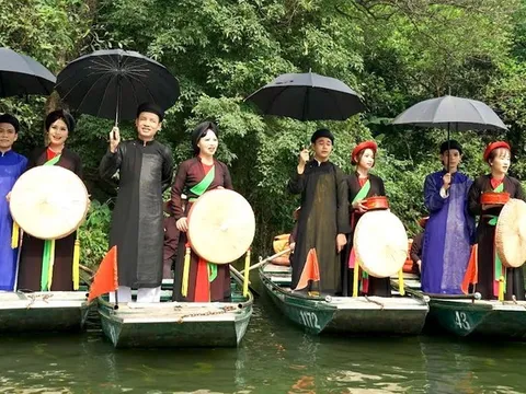 Lễ hội Tràng An thu hút hàng nghìn người dân tham dự