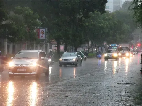 Nhiều khu vực trên cả nước đề phòng mưa lớn, lốc sét, gió giật mạnh