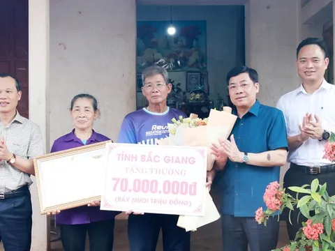 Bí thư Tỉnh ủy Bắc Giang thăm gia đình, tặng quà vận động viên Nguyễn Thị Oanh