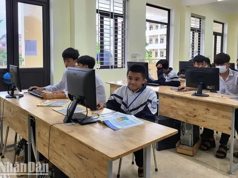 Cảm phục nghị lực vươn lên của cậu học trò xương thủy tinh