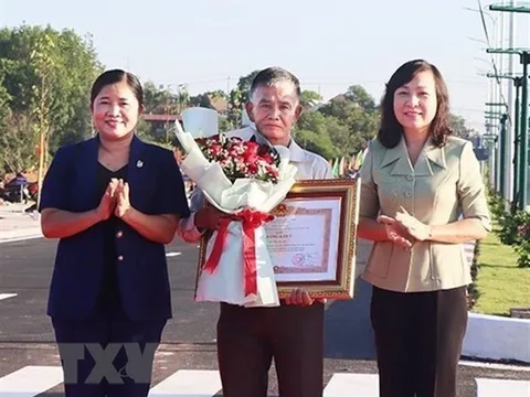 Thủ tướng tặng Bằng khen cụ ông hiến 7.000m2 đất làm đường giao thông