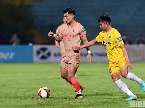 Công an Hà Nội thắng ngược dòng Sông Lam Nghệ An 2-1