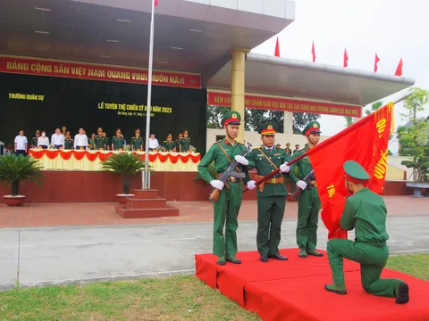 Chiến sĩ mới Trường Quân sự Quân đoàn 2 tuyên thệ dưới quân kỳ quyết thắng