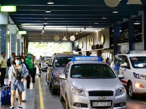 Xử lý nạn taxi “dù” tại sân bay Tân Sơn Nhất
