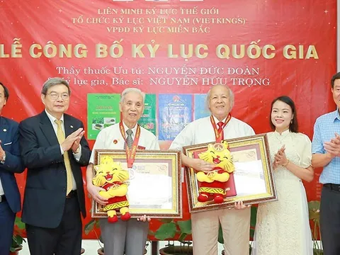 Trao chứng nhận kỷ lục cho hai bộ sách về chăm sóc sức khỏe từ rau quả