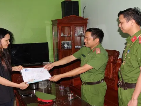 Trao trả giấy tờ dự thi tốt nghiệp THPT cho thí sinh đánh rơi