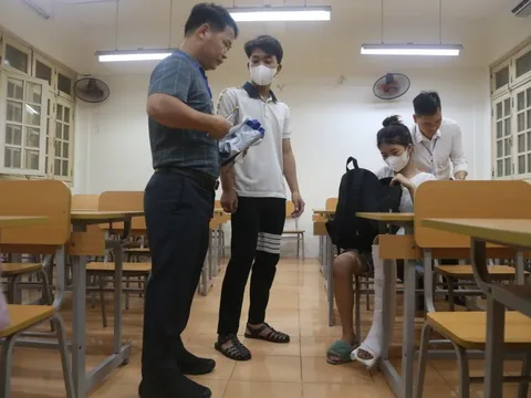 Xúc động cảnh nữ sinh gãy chân được tình nguyện viên cõng vào phòng thi