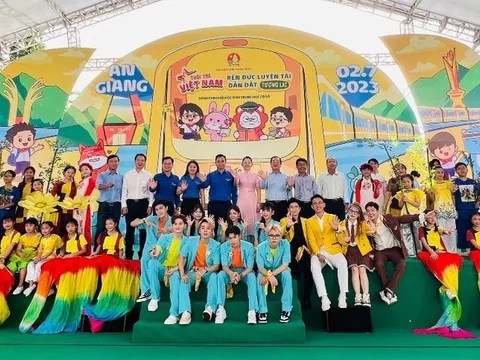 Hướng nghiệp, trao học bổng tặng thiếu nhi An Giang