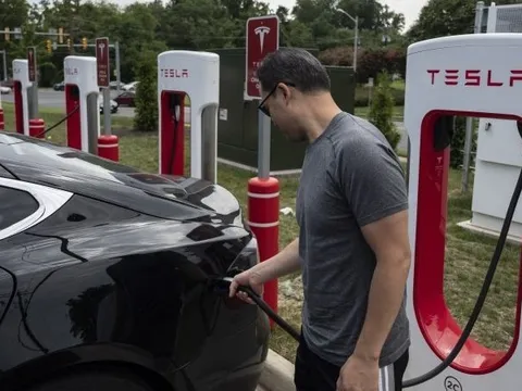 Các nhà sản xuất trạm sạc EV phản đối áp dụng tiêu chuẩn Tesla