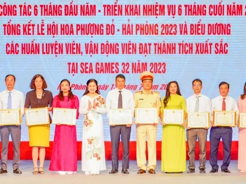 Khen thưởng thành tích tổ chức Lễ hội Hoa phượng đỏ và tham dự SEA Games 32