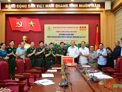 Thượng tướng Hoàng Xuân Chiến thăm, tặng quà Hội Nạn nhân chất độc da cam/dioxin Việt Nam