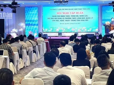 Nâng cao nhận thức, trình độ, năng lực lý luận, phê bình văn học, nghệ thuật trong tình hình mới