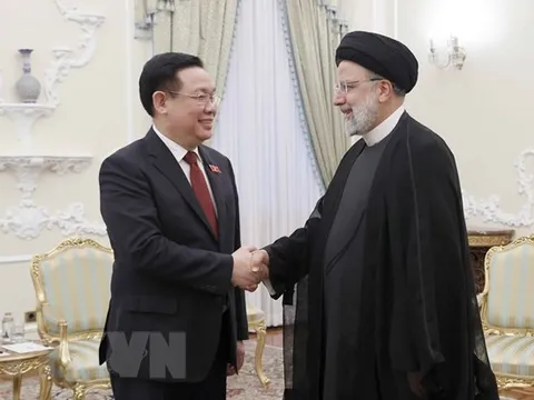 Chủ tịch Quốc hội Vương Đình Huệ hội kiến Tổng thống Iran