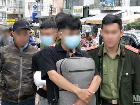 Bắt quả tang 2 đối tượng phát danh thiếp "lạ" nhằm chiếm đoạt tài sản trên không gian mạng