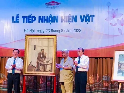 Tiếp nhận tranh về Chủ tịch Hồ Chí Minh của họa sĩ Văn Giáo
