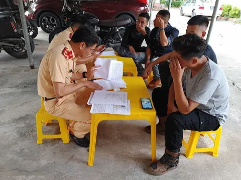 Ngăn chặn đoàn xe mô-tô phân khối lớn lao trên cao tốc, đâm bị thương Cảnh sát giao thông