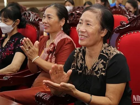Đoàn viên, thanh niên hỗ trợ người cao tuổi phòng chống thông tin xấu độc