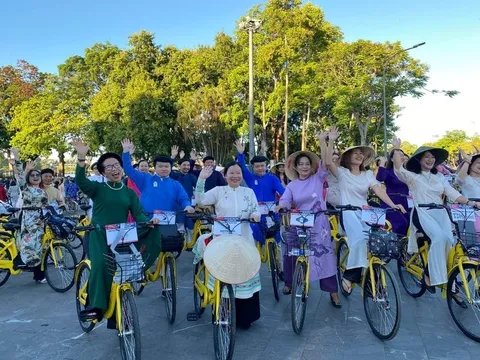 Mang áo dài kết nối du lịch với di sản Hà Nội